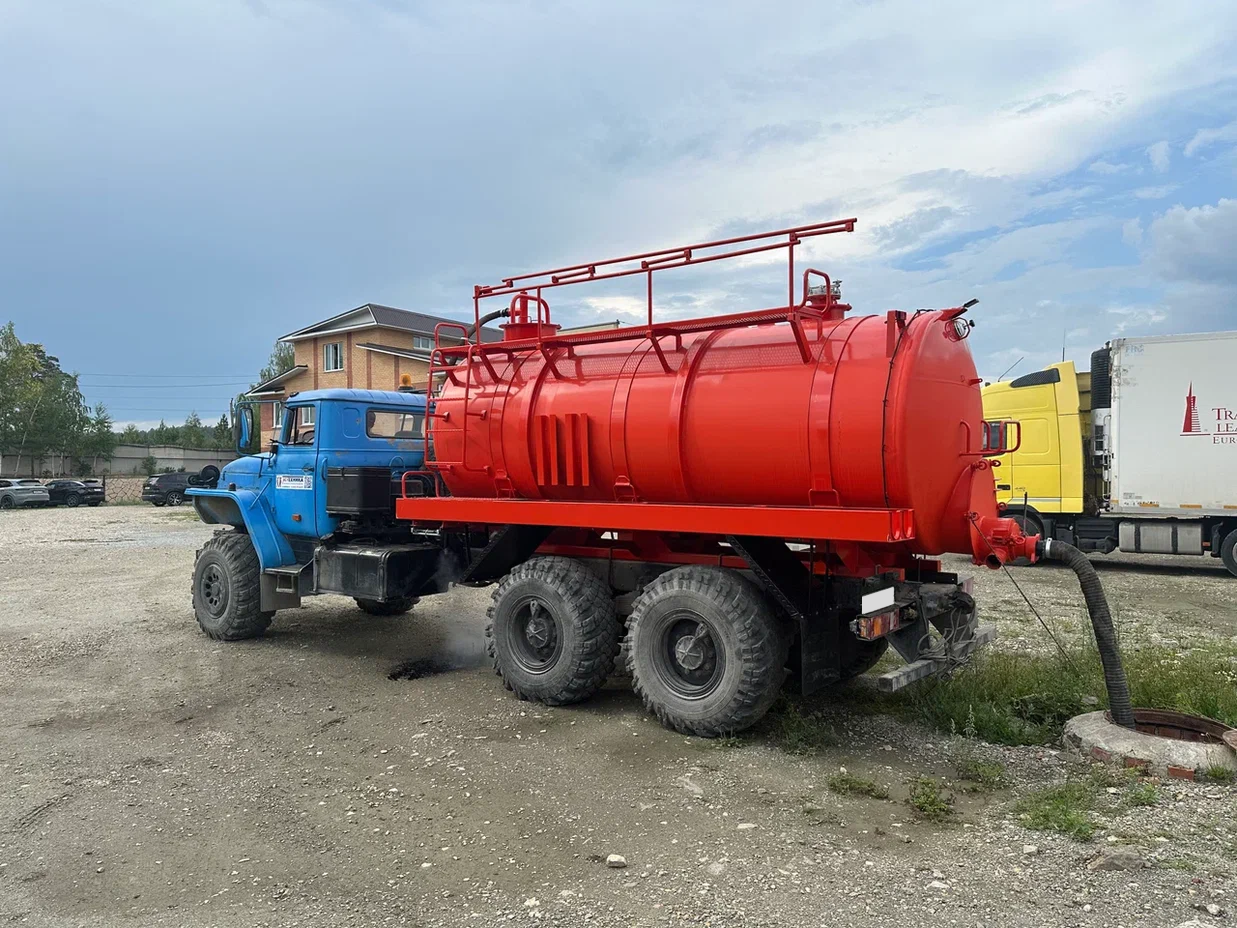 Ассенизаторская машина в работе