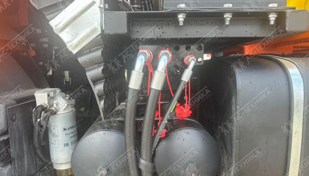 КДМ на шасси КамАЗ 65115-3052-48 (с передним отвалом и пескоразбрасывателем)