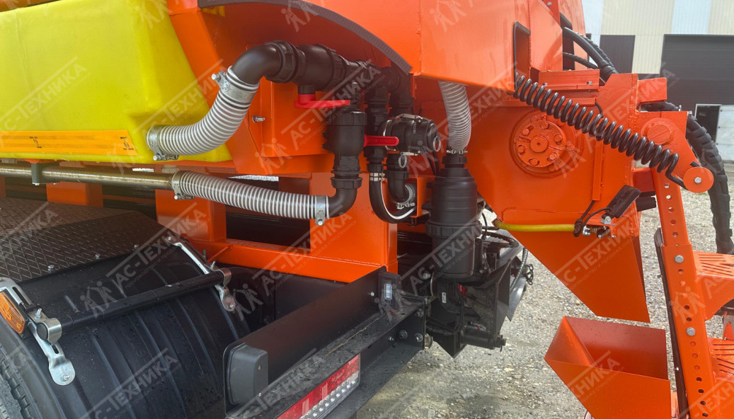 КДМ на шасси КамАЗ 65115-3052-48 (с передним отвалом и пескоразбрасывателем)