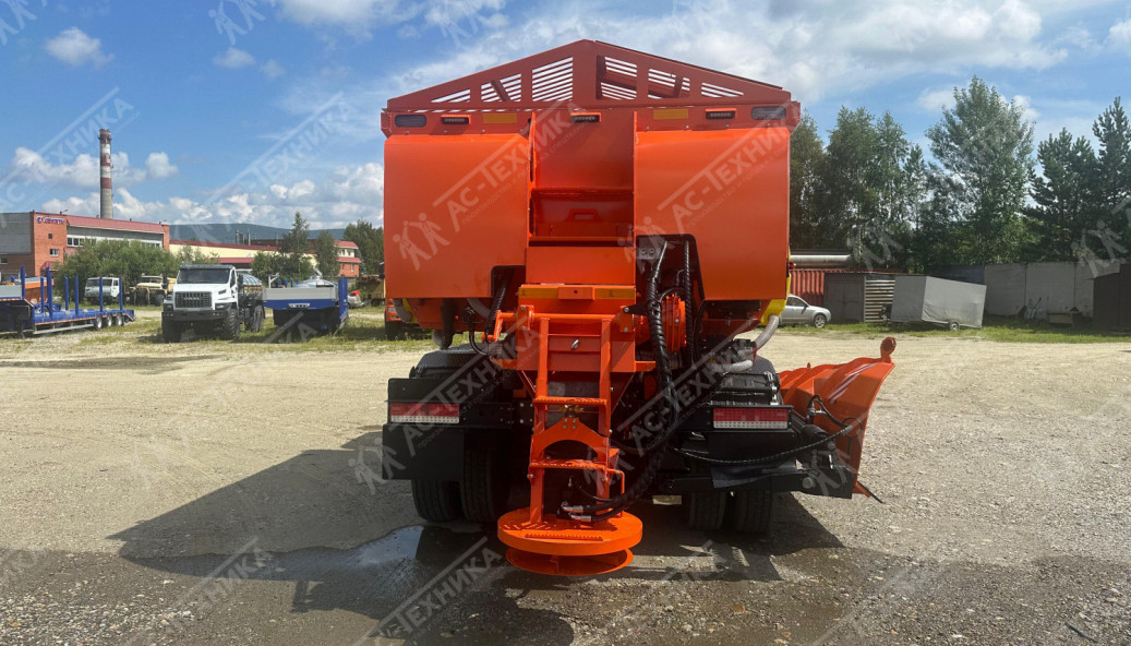 КДМ на шасси КамАЗ 65115-3052-48 (с передним отвалом и пескоразбрасывателем)