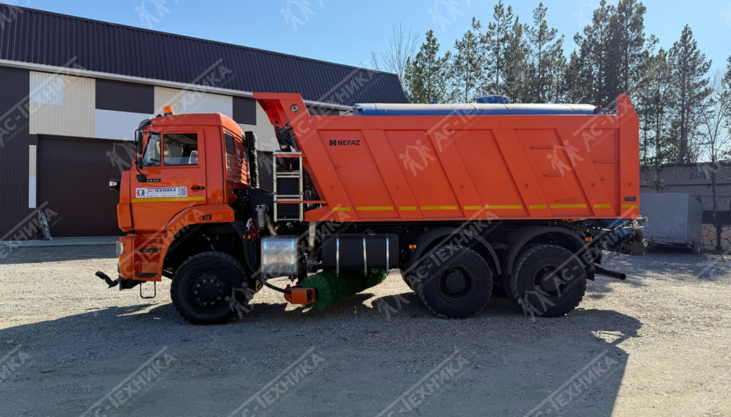 КДМ с поливомоечным оборудованием на шасси КАМАЗ 6522 