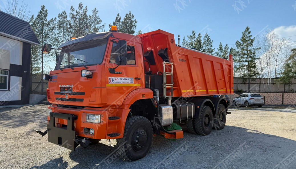 КДМ с поливомоечным оборудованием на шасси КАМАЗ 6522 