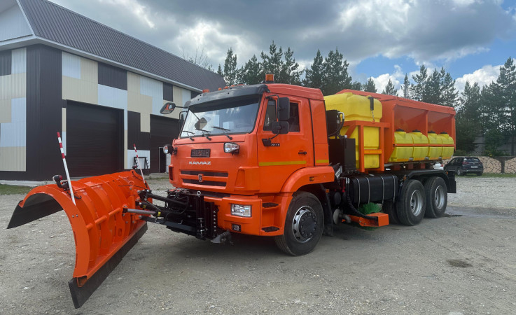 КДМ на шасси КамАЗ 65115-3052-48 (с передним отвалом и пескоразбрасывателем)