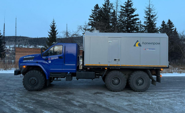 ППУА 1600/100 на шасси Урал NEXT 4320-74Е5 (насос 1,1 ПТ25, спальник)